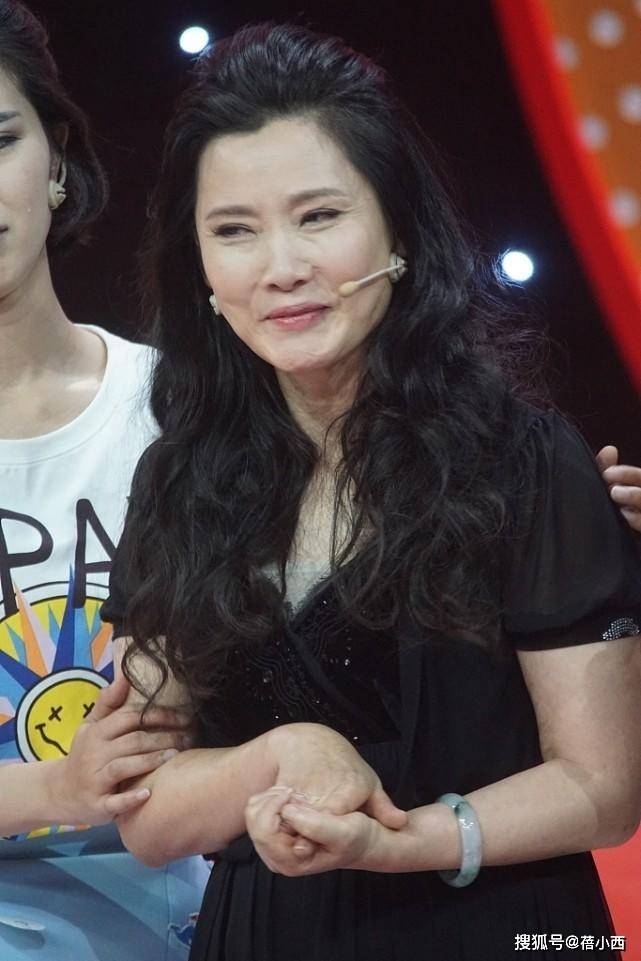 黑色|60后的何赛飞气质真优雅，穿小黑裙配长卷发好美，大婶们该学一学