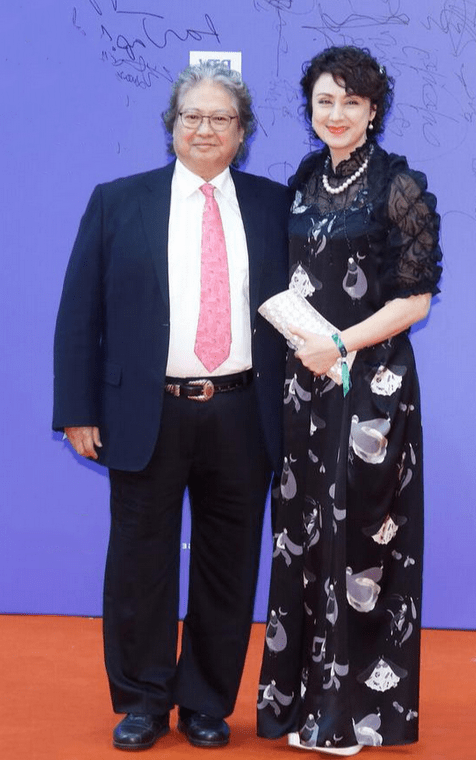 整体|洪金宝小13岁老婆真气质！穿印花裙窈窕又精致，56岁仍有超模身材
