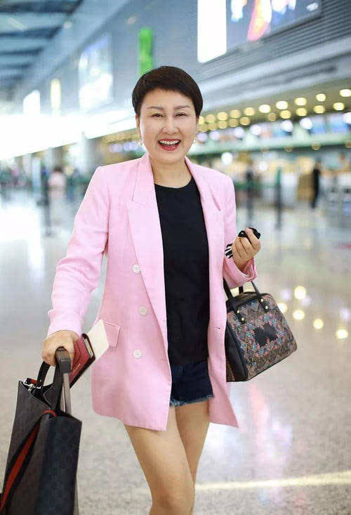 身材|张凯丽潇洒走机场,穿搭时髦却遮不住发福身材,终于有了老年气息