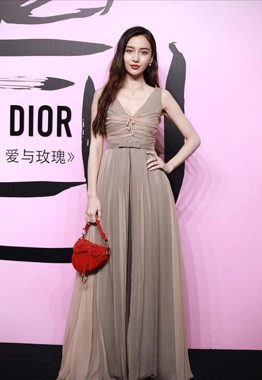 杨颖|穿上迪奥的杨颖，气质一下就成熟了，当妈人的样子真是与众不同