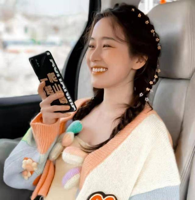 颜色|还记得“严莉莉”吗，刘美含长大有点不敢认，一身甜系穿搭好清纯