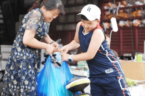 嘲讽|二胎妈妈给孩子买蛋糕边角料，遭众人嘲讽，养不起为什么要生