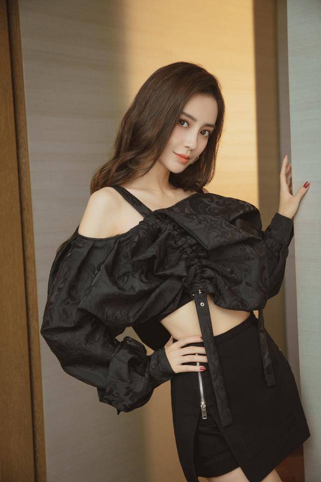 苗条身材|Angelababy真是“最美辣妈”，黑色暗花吊带配短裙酷炫霸气，真美
