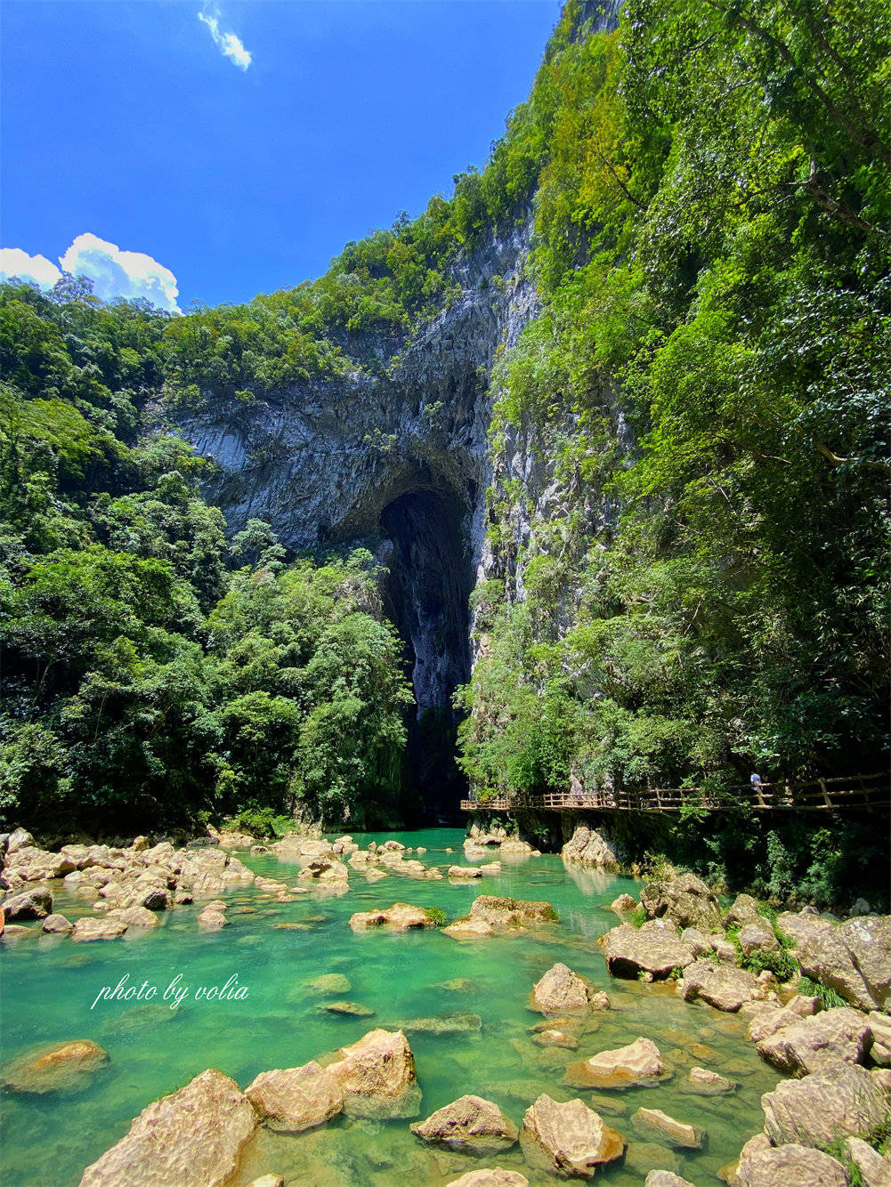 荔波有一座建于道光年间的爱情桥石桥一端是广西另一端连着贵州