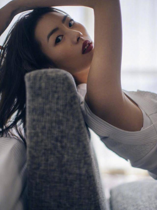 裙子|刘雯不愧是超模，穿小白裙内搭T恤时髦高级，身材好就是自信
