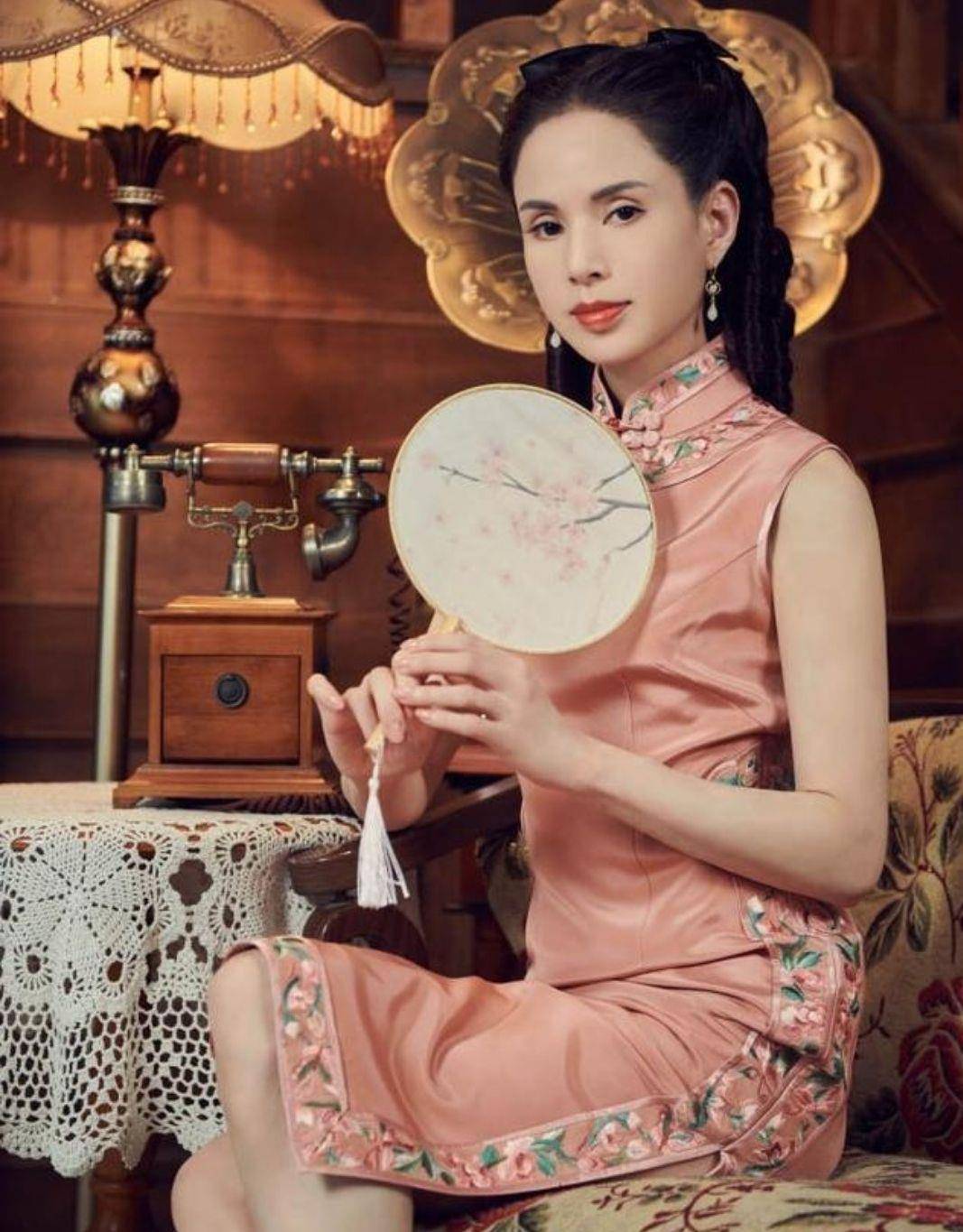 保养|李若彤也太会保养了，穿旗袍拍摄时尚大片，把55岁减龄到30岁