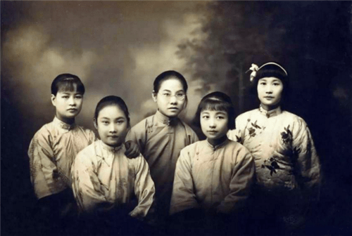 民国|她是红极一时的民国影后，晚年为何沦落街头乞讨？2个字毁了她