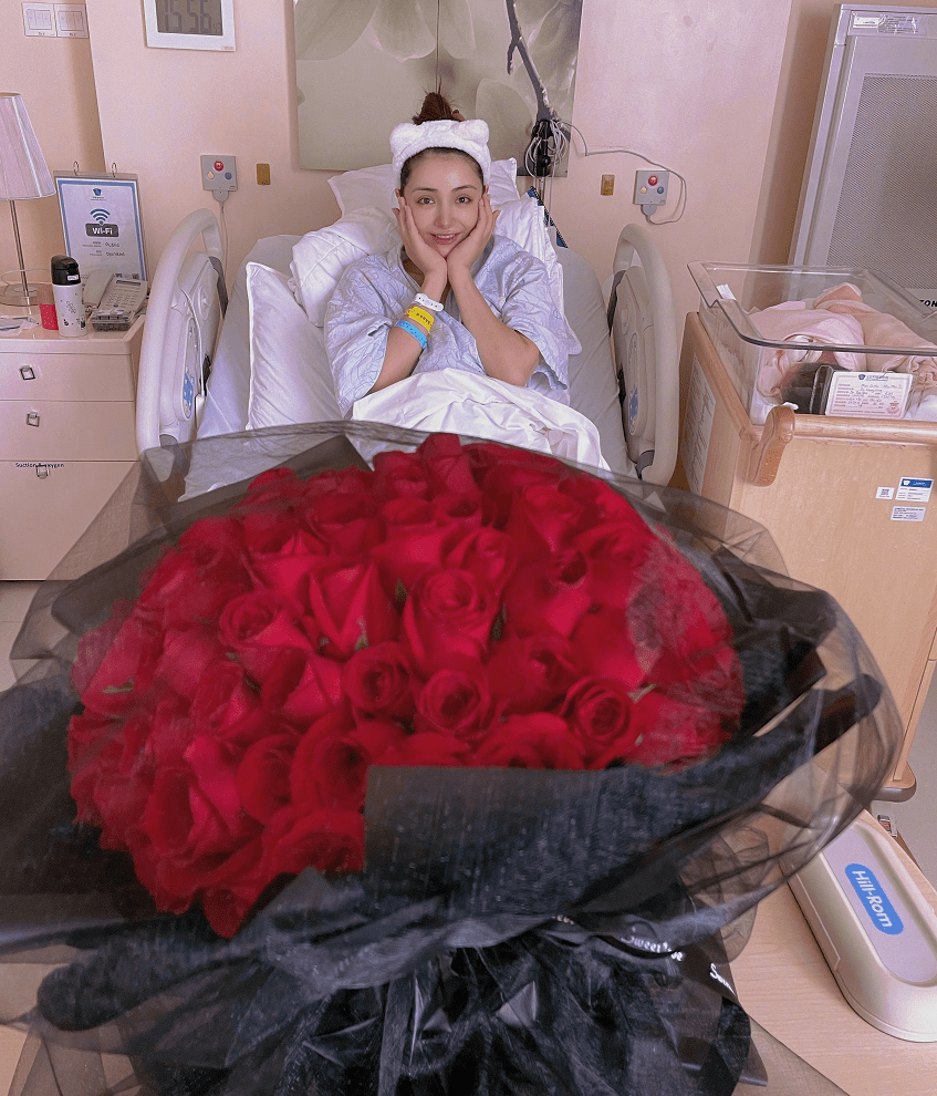 细节|麦迪娜姜潮官宣产女，晒出产后全家福，三个细节让二胎妈妈羡慕