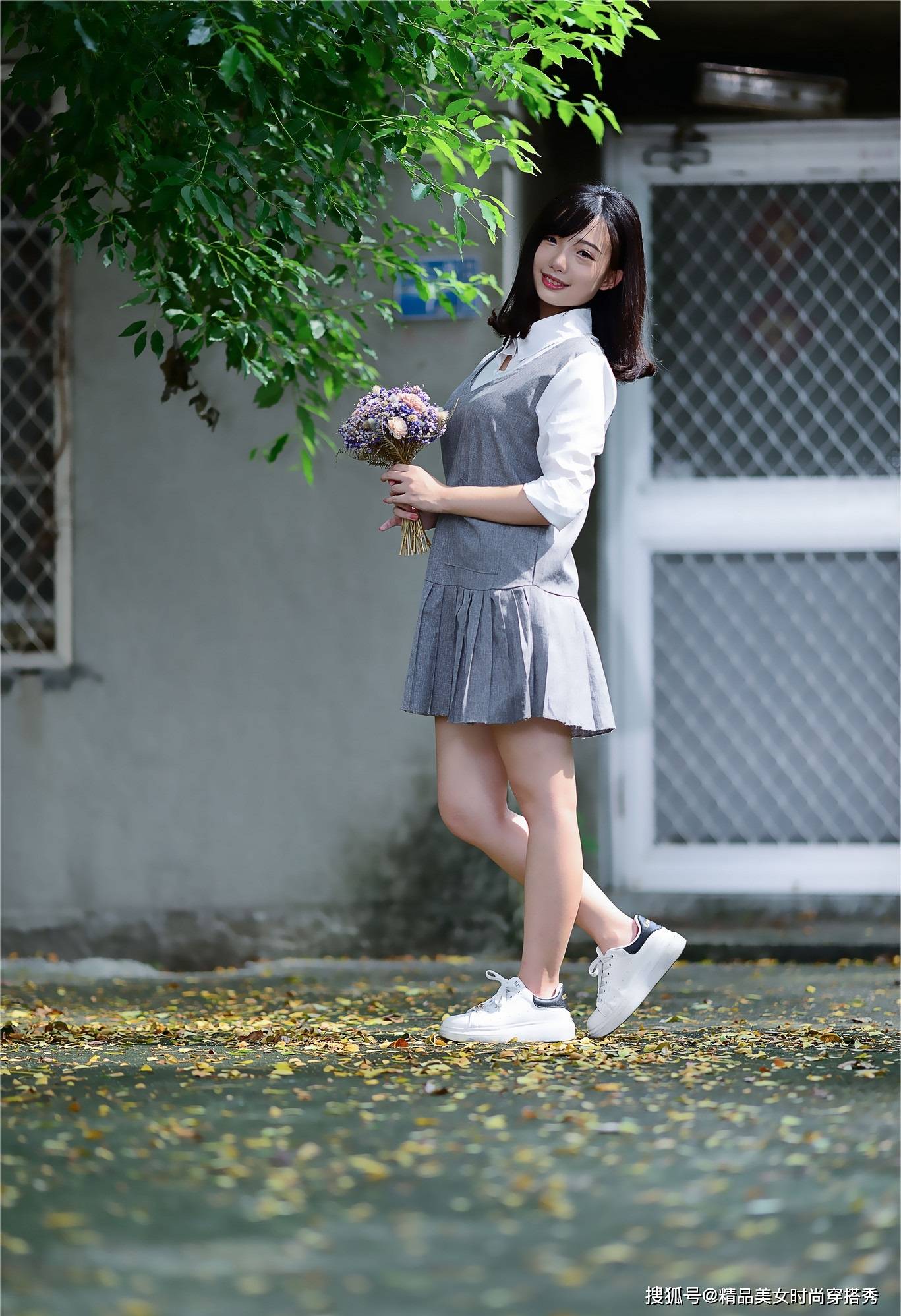 塑造出|美女身穿拼接衬衫百褶裙假两件套，妥妥的纯情少女风