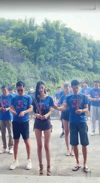 八卦爆料|电影《前尘》开机仪式，两位女主角为抢镜不好好穿衣，遭网友狂批