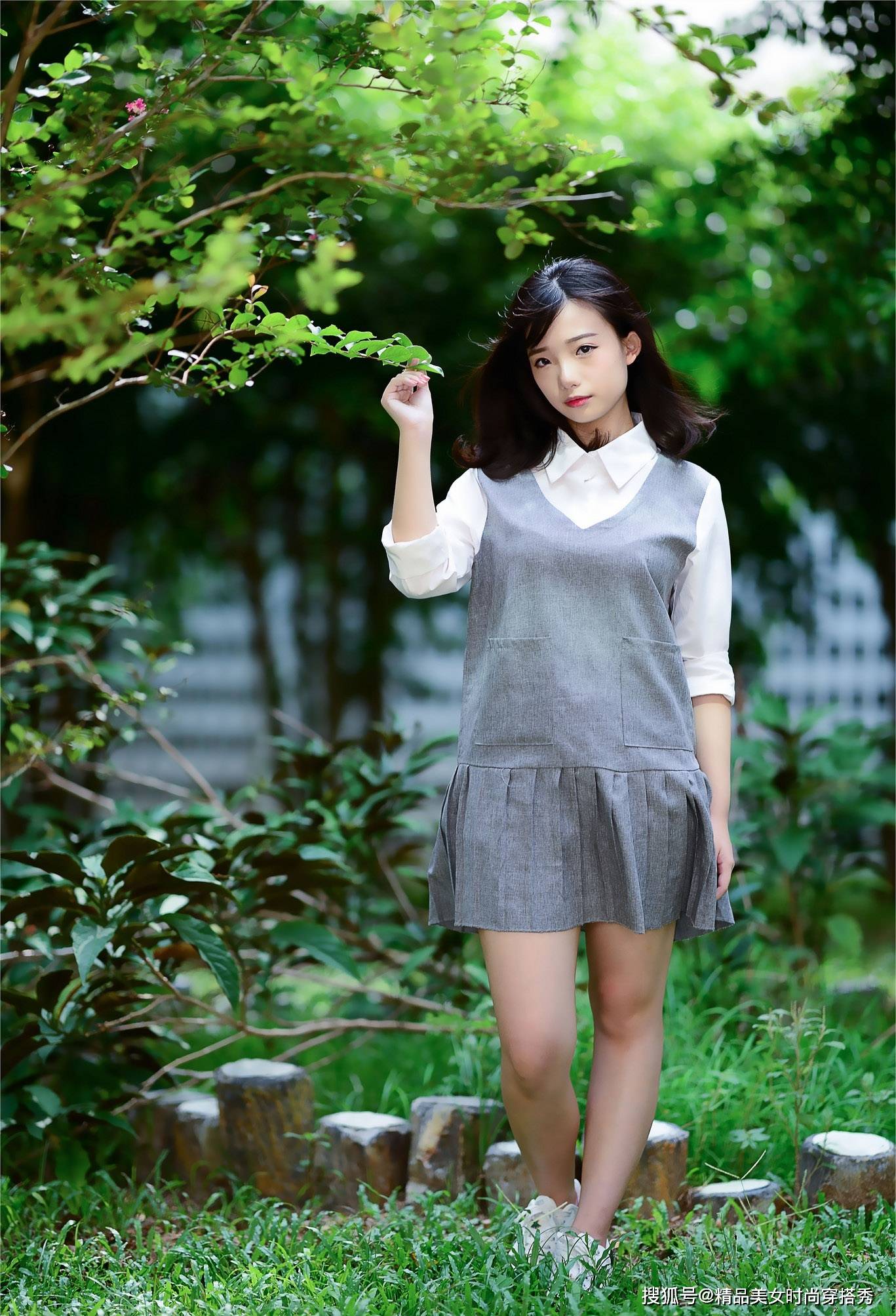 塑造出|美女身穿拼接衬衫百褶裙假两件套，妥妥的纯情少女风