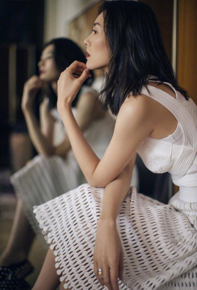裙子|刘雯不愧是超模，穿小白裙内搭T恤时髦高级，身材好就是自信