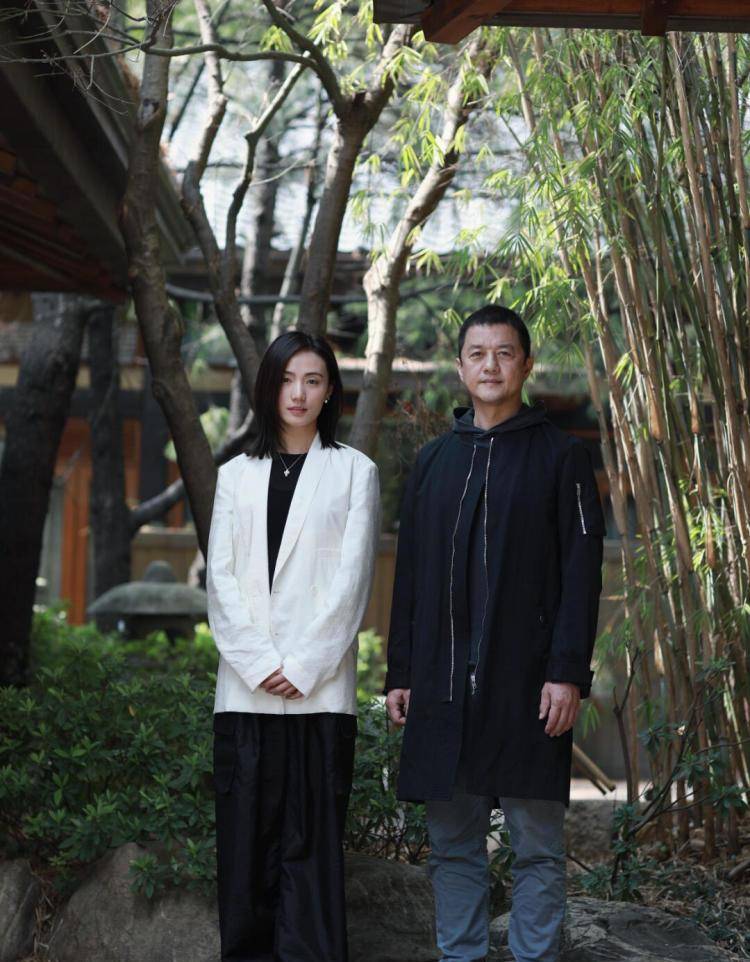 哈金|李亚鹏拍情侣写真,小女友穿白西装气质清冷,像极了年轻时的王菲