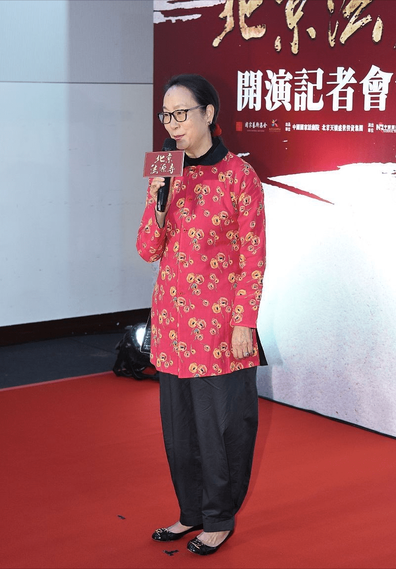 奚美娟|奚美娟穿得挺朴实的,花外套配灯笼裤,显现出了奔七人的真实状态