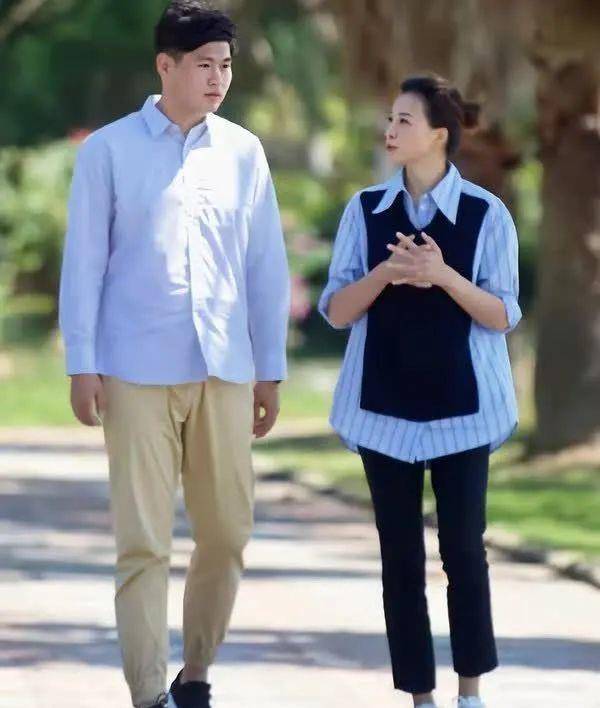 显得|47岁董卿一改优雅风格,穿卫衣搭九分裤休闲减龄,初秋照穿好元气