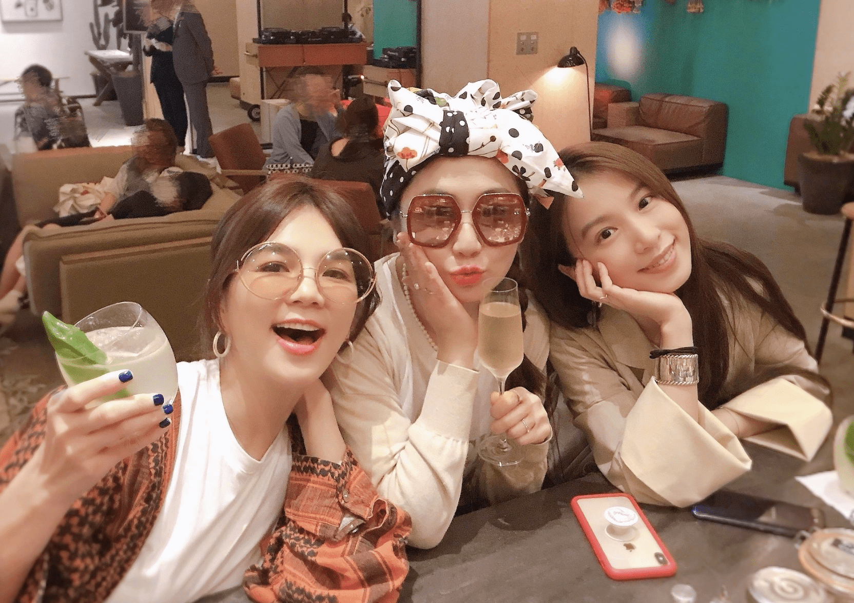 ella晒合照庆祝she成立20周年,三姐妹一路相互扶持胜似亲人