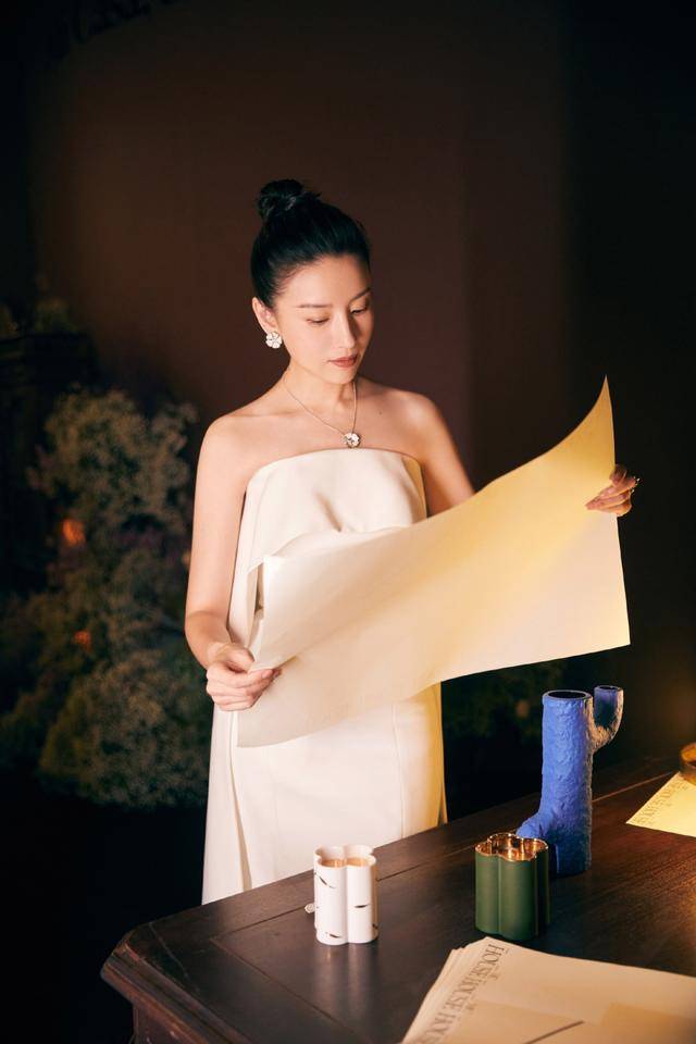身材|“初代女神”董洁就是耐看,穿白色抹胸裙真优雅,一点也不像41岁