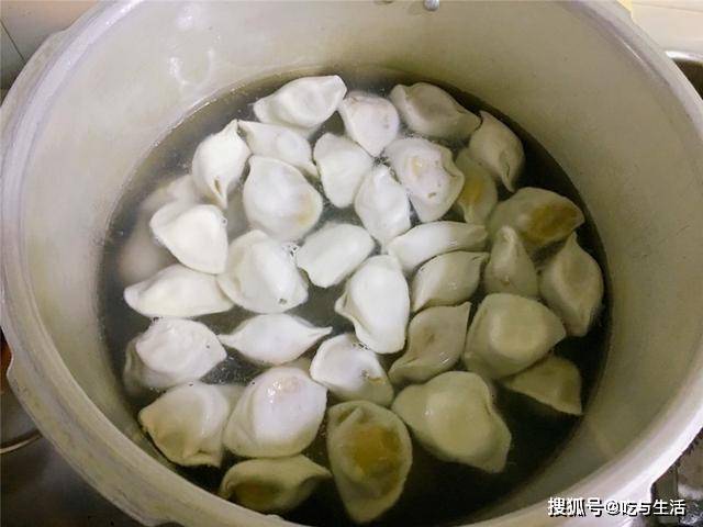 原創煮凍餃子容易破皮那是你方法不對簡單3步餃子鮮美還不破皮