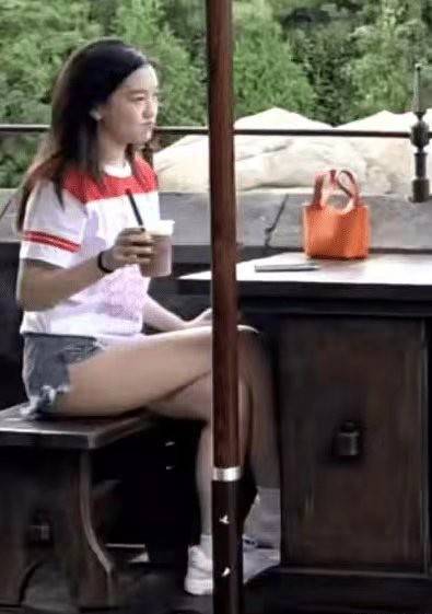 黑发|李嫣和闺蜜聚餐,换回黑发色很青春,穿两分裤秀腿衣着依旧很大胆