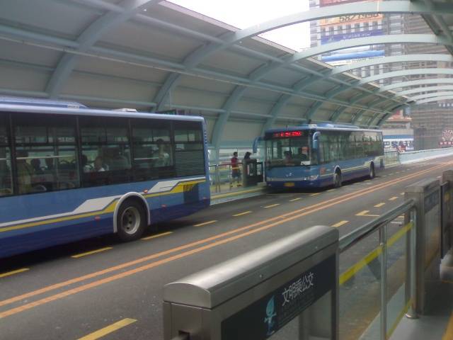 厦门高架桥上的brt