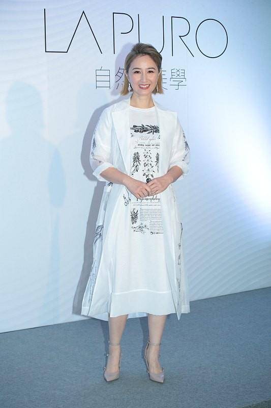 张家辉|张家辉真有福气，老婆关咏荷年近60不显老，穿休闲长裙好温婉