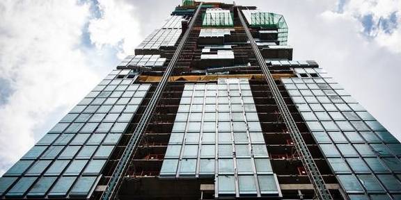 网友|亚洲最炫建筑却被网友嘲笑：白天像烂尾楼，晚上像烂尾楼起火