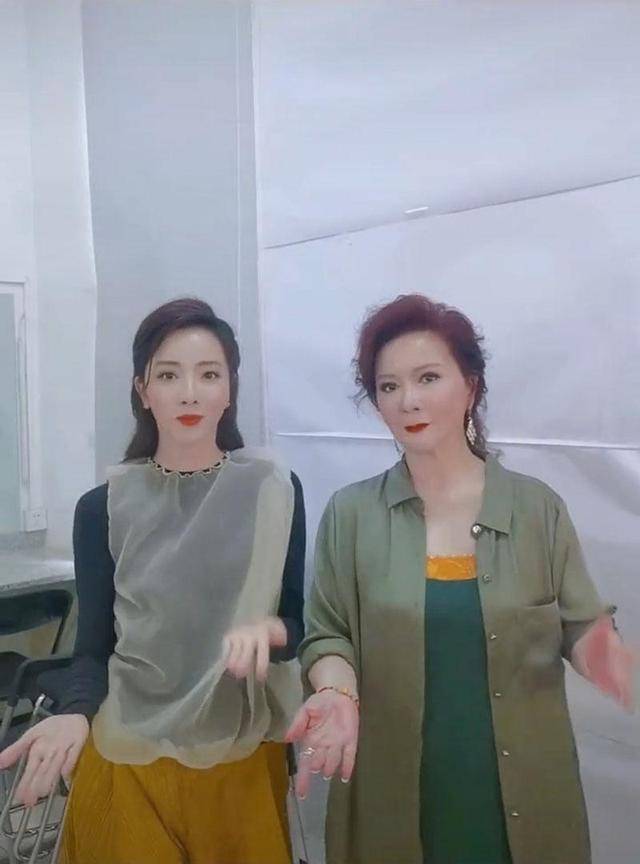 材质|姜还是老的辣!60岁蔡明穿绿裙红发同央视主持跳舞,李思思被碾压