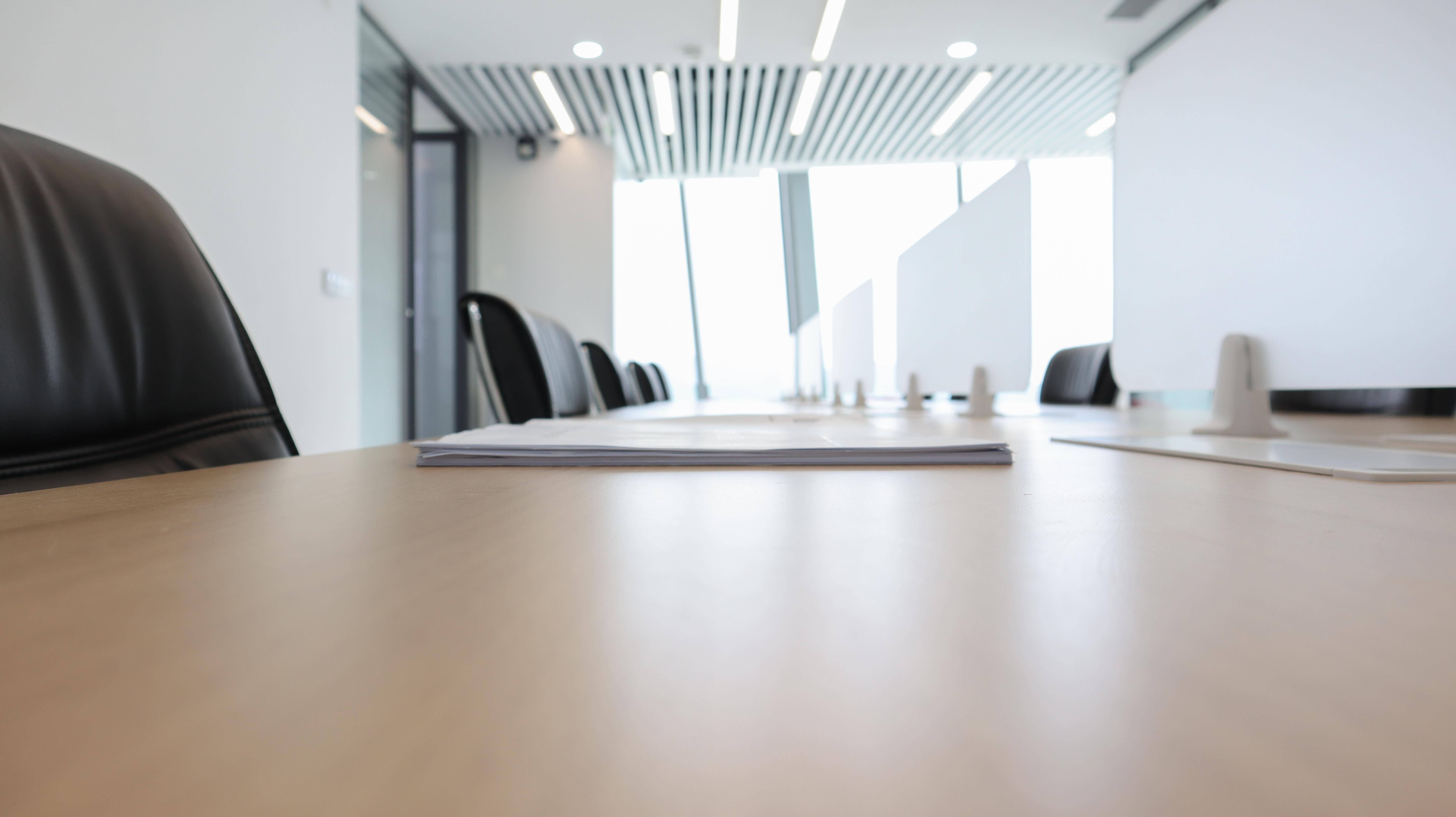 穿过营业大厅,进入内部的办公区,设计风格沿袭了专业干练,时尚简约的