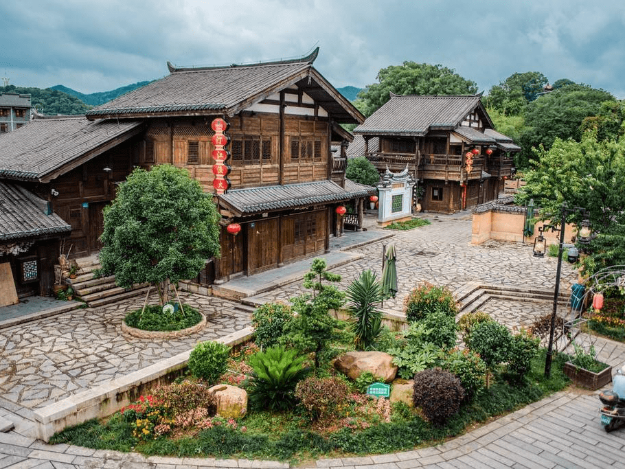 是中央苏区汀州市所在地 ,红旗跃过汀江的地方.