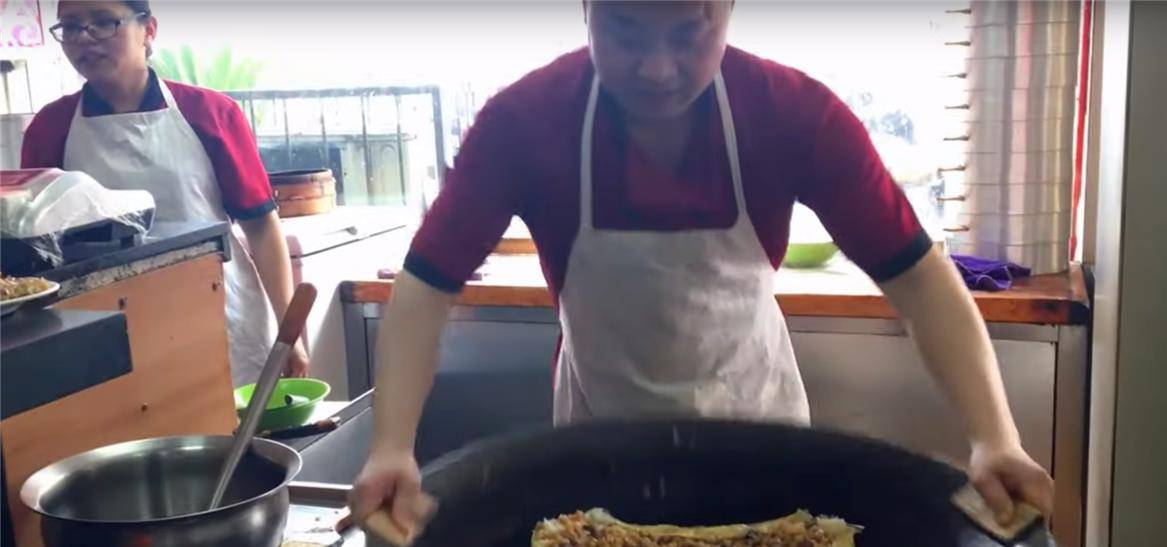 浇头|大叔街头卖“热销”早餐，5元一份遭哄抢，一天上百份都不够卖！