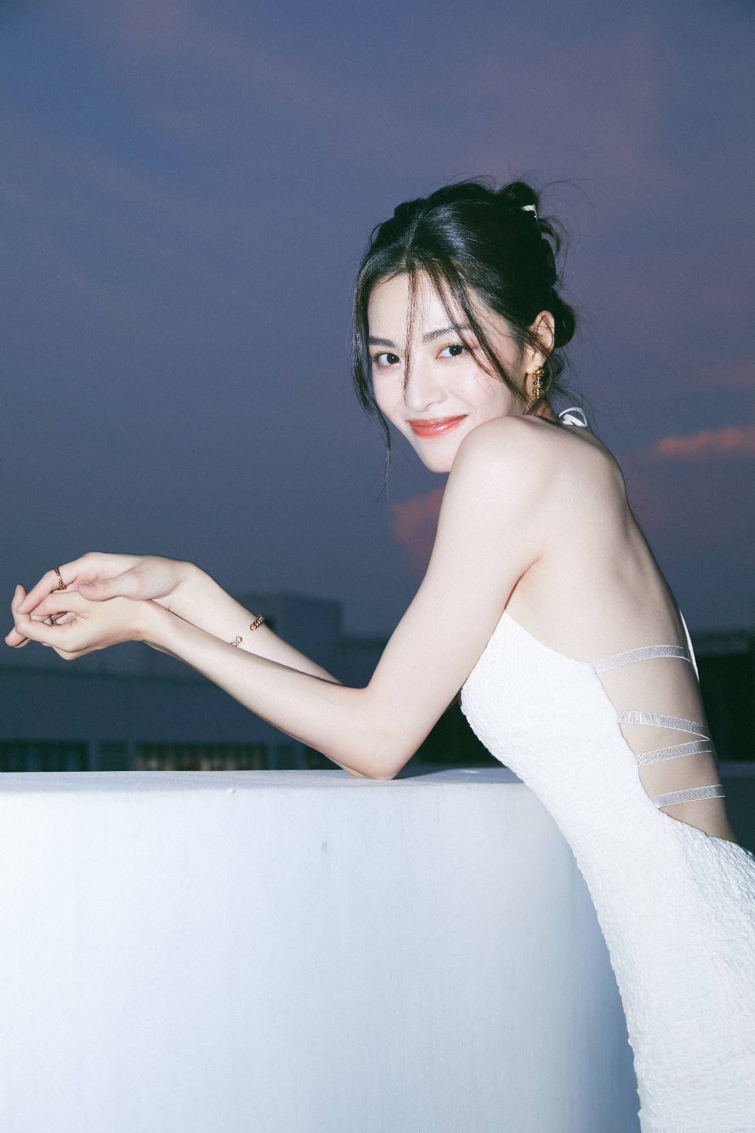 鱼尾|钟楚曦晒时尚大片，穿吊带鱼尾长裙，微乱发丝风情万种美成了仙女