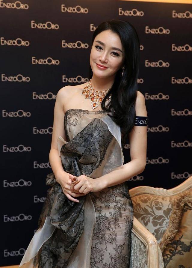 宋佳|宋佳穿上西装气场也太强了，和大她1岁的秦岚相比，也不差