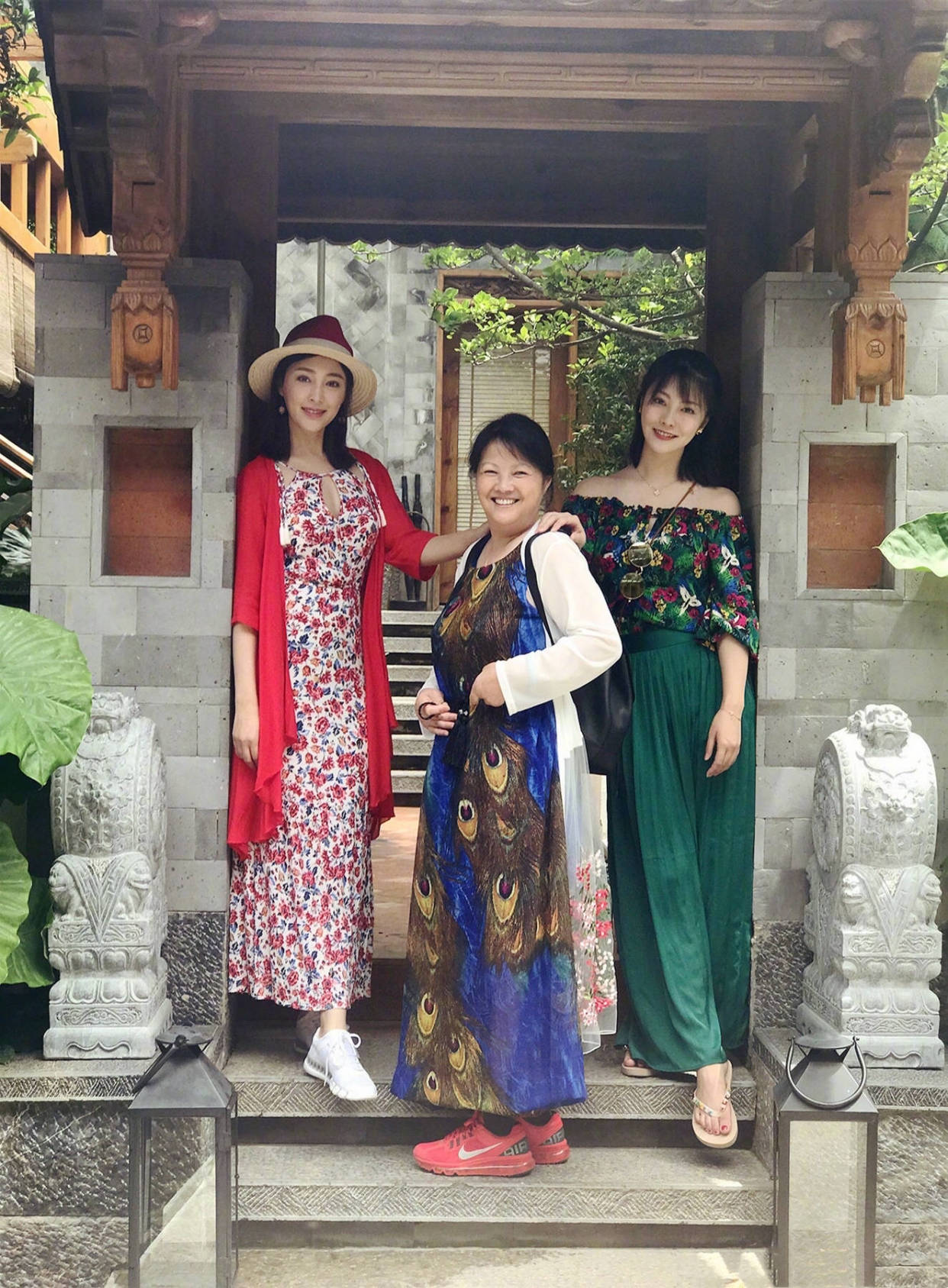 身材|甘婷婷美到国外,“花棉被”西装穿出明艳国际范,沙漏身材惹人羡