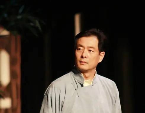 有趣的是,32年前濮存昕也在《雷雨》中出演了角色——大公子周萍,而