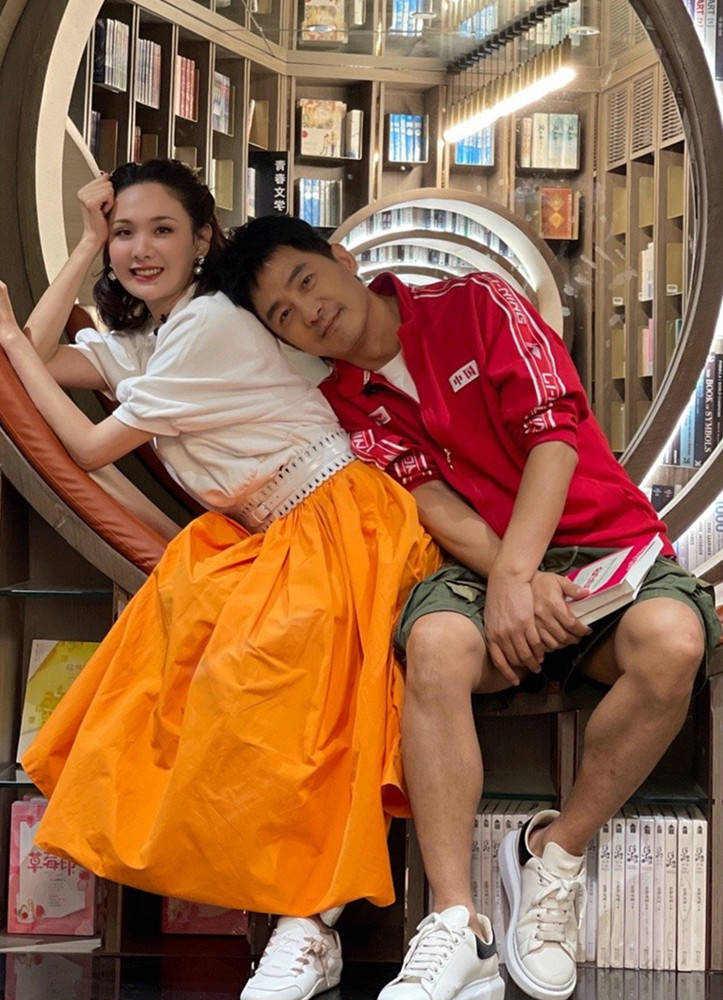 穿过|郭晓冬不让媳妇穿裙短过膝，但程莉莎穿过踝长裙，仍把女人味拉满