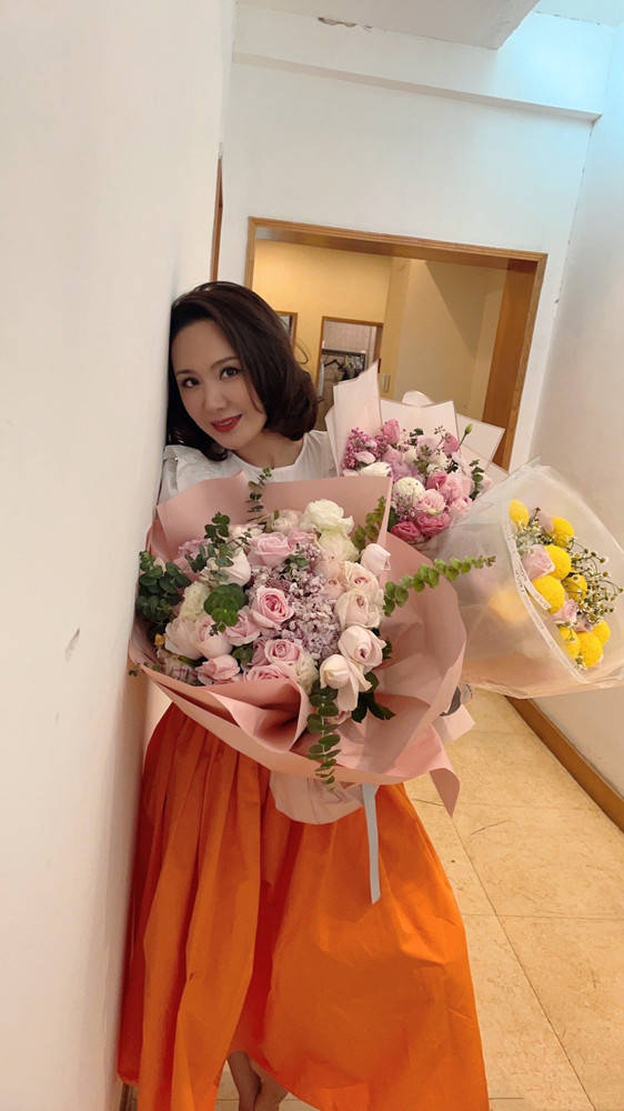 穿过|郭晓冬不让媳妇穿裙短过膝，但程莉莎穿过踝长裙，仍把女人味拉满