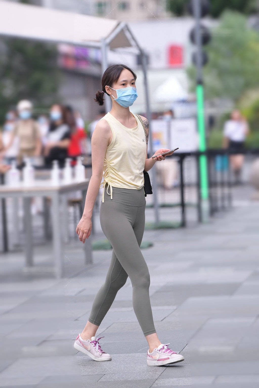 设计|连衣裙突显女性柔美的一面，整体服饰看起来更具活力，会更加的迷人