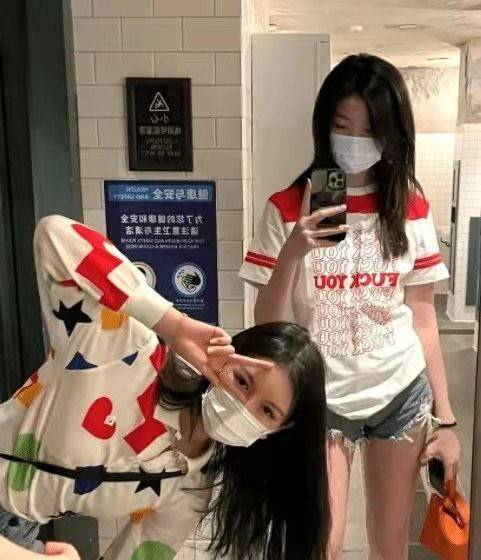 色彩|15岁李嫣私下真高调！背大牌包比妈妈都要高冷，T恤都穿出高级感