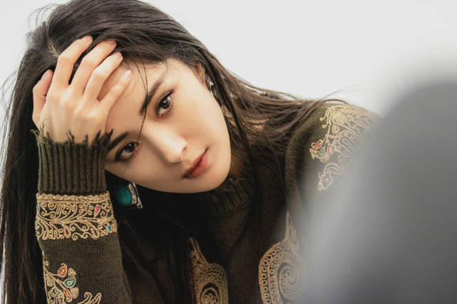 工装裤|杨幂成高奢全球代言人太争气！卫衣搭工装裤帅气爆表，过生太有排面