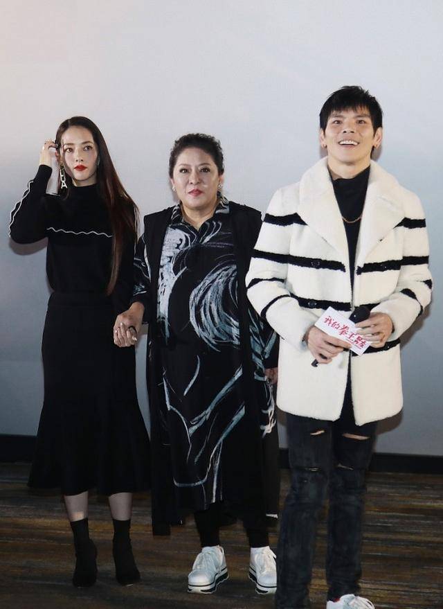 郭碧婷和向太感情真好两人看着就像闺蜜穿得也很默契