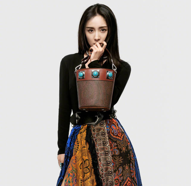 工装裤|杨幂成高奢全球代言人太争气！卫衣搭工装裤帅气爆表，过生太有排面