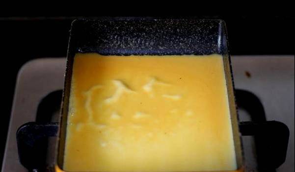 关键|做点玉子烧当早餐，1瓶牛奶3个蛋，放点芝士还能拉丝