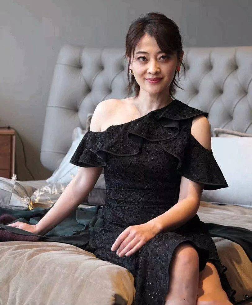 黑色|46岁的梅婷机场穿运动风,黑T恤搭配运动裤减龄洋气,漂亮大气