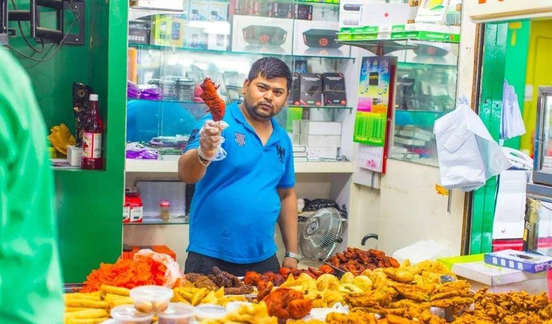 印度徒手制作小零食，却畅销中国10年，网友：左手不洁还徒手？