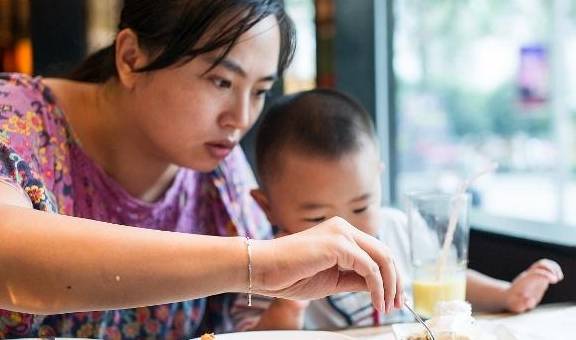 事情|为什么有人比同龄人显年轻？老得快的人，通常这几件事“做反了”