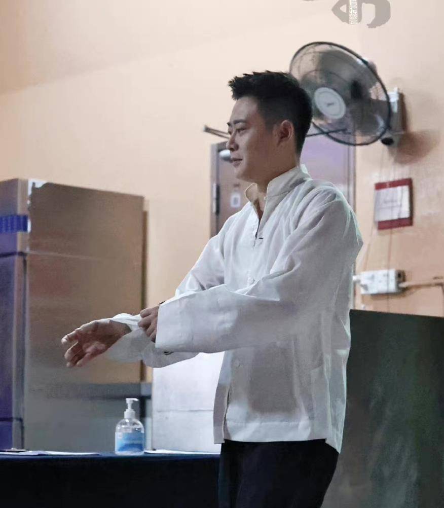 单从|《德云斗笑社2》杀青，深圳站录制圆满结束，张鹤伦发文开心庆祝