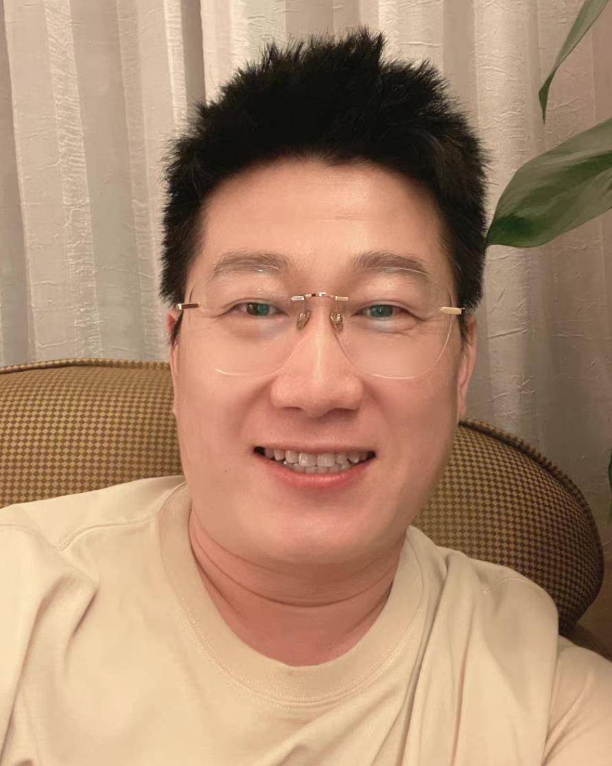 单从|《德云斗笑社2》杀青，深圳站录制圆满结束，张鹤伦发文开心庆祝