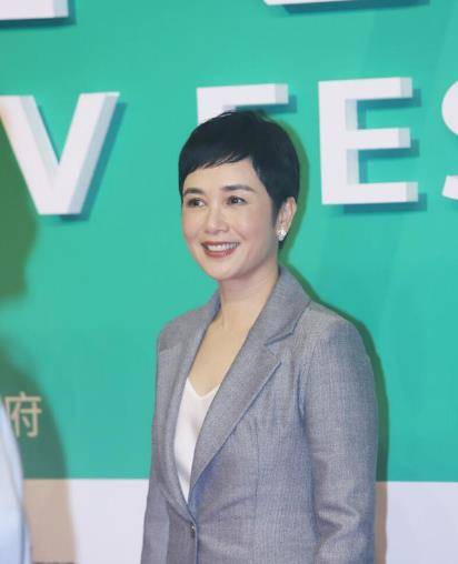 整体|蒋雯丽真会穿，巧用西装掩身材，与小9岁的田海蓉同框像同龄