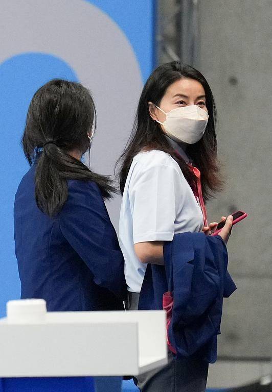 黑色|郭晶晶夫妻跟路人街头合影，没修图才真实自然，皮肤还没大妈白！