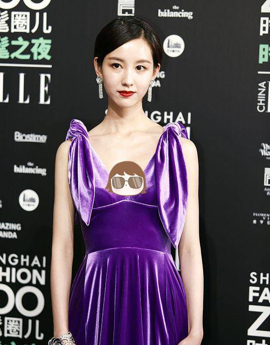 服装|陈都灵虽然还不到30岁,打扮的就挺成熟的了,看无修图还挺高级的